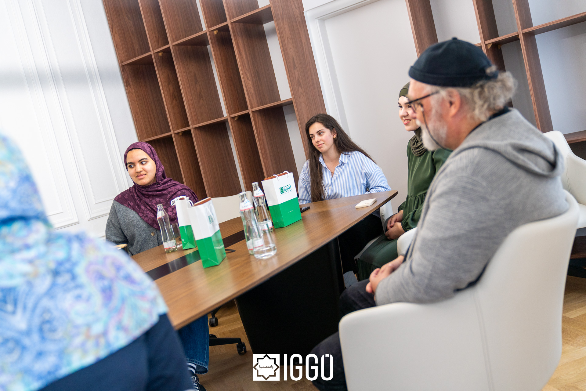Besuch von Studierenden des Instituts Islamische Religon an der KPH Wien/Krems im Präsidialbüro der IGGÖ